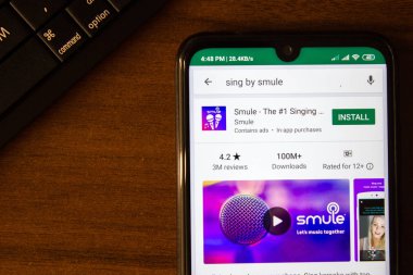 Ivanovsk, Rusya - 07 Temmuz 2019: Smule - akıllı telefon veya tablet ekranında şarkı söyleyen bir numaralı uygulama.