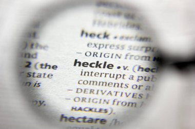 Sözlükteki Heckle sözcüğü veya tümceciği.