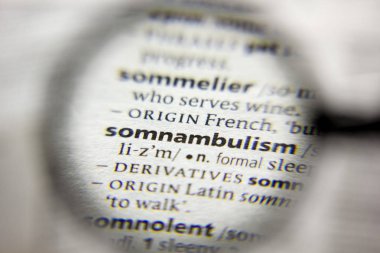 Sözlükte kelime veya ifade Somnambulism.