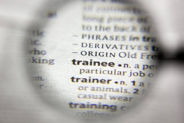 Sözlükteki stajyer sözcüğü veya tümceciği.