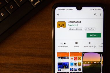 Ivanovsk, Rusya - 07 Temmuz 2019: Akıllı telefon veya tabletin gösterildiği mukavva uygulama.
