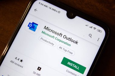 Ivanovsk, Rusya - 07 Temmuz 2019: Akıllı telefon veya tablet ekranında Microsoft Outlook uygulaması.