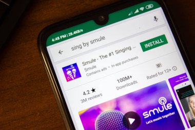 Ivanovsk, Rusya - 07 Temmuz 2019: Smule - akıllı telefon veya tablet ekranında şarkı söyleyen bir numaralı uygulama.