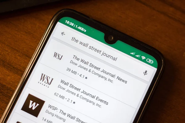 Ивановск, Россия - 26 июня 2019 года: приложение The Wall Street Journal News на дисплее смартфона . — стоковое фото