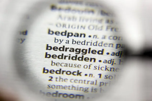 Sözlükte Bedraggled sözcüğü veya tümceciği. — Stok fotoğraf