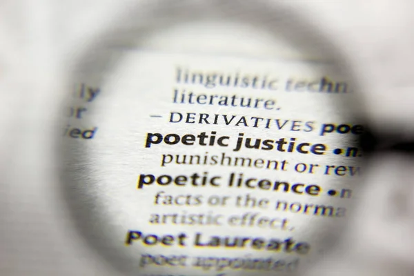 Ordet eller frasen poetisk rättvisa i en ordbok. — Stockfoto
