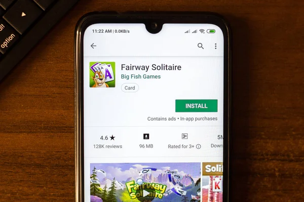 Ивановск, Россия - 26 июня 2019 года: приложение Fairway Solitaire на дисплее смартфона . — стоковое фото