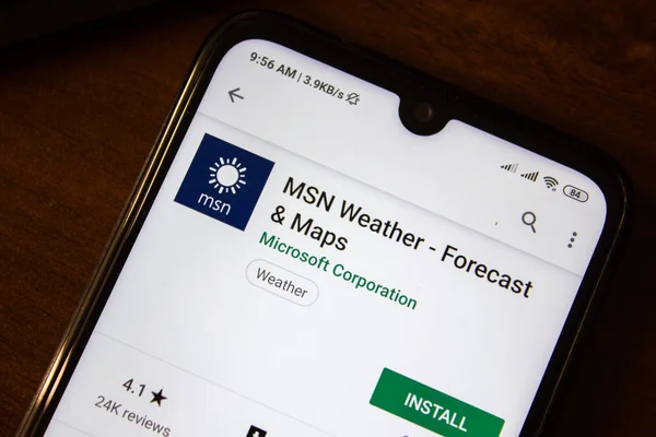 Ивановск, Россия - 07 июля 2019 года: MSN Weather - Прогноз погоды и карты приложения на дисплее смартфона или планшета . — стоковое фото