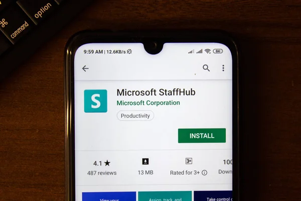 Ивановск, Россия - 07 июля 2019 года: приложение Microsoft StafHub на дисплее смартфона или планшета. — стоковое фото