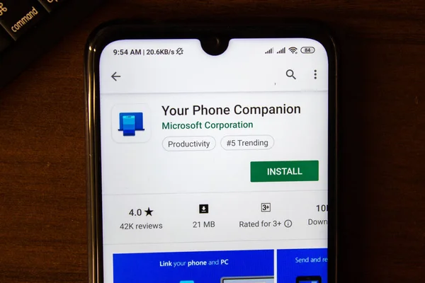 Ivanovsk, Rosja - 07 lipca 2019: Aplikacja Phone Companion na wyświetlaczu smartfona lub tabletu. — Zdjęcie stockowe