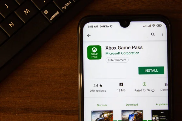 Ивановск, Россия - 07 июля 2019 года: Приложение Xbox Game Pass на дисплее смартфона или планшета . — стоковое фото