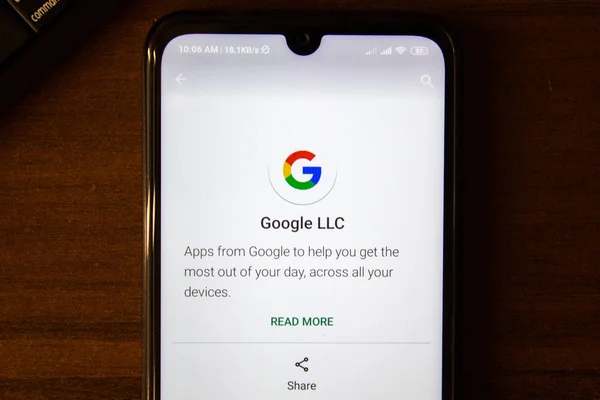 Iwanowsk, Rosja - 07 lipca 2019: logo Google LLC na wyświetlaczu smartfona lub tabletu. — Zdjęcie stockowe