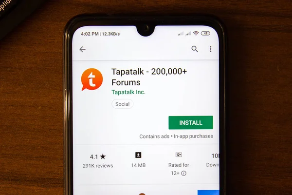 Ивановск, Россия - 07 июля 2019 года: Приложение Tapatalk на дисплее смартфона или планшета . — стоковое фото