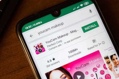 Ivanovsk, Rusya - 26 Haziran 2019: Youcam Makeup - Magic Selfie Makeovers uygulaması akıllı telefonun ekranında.