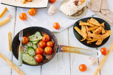 Taze ve sulu Közlenmiş Domates ve salatalık.