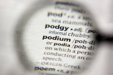 Sözlükteki sözcük veya tümcecik Podyum.