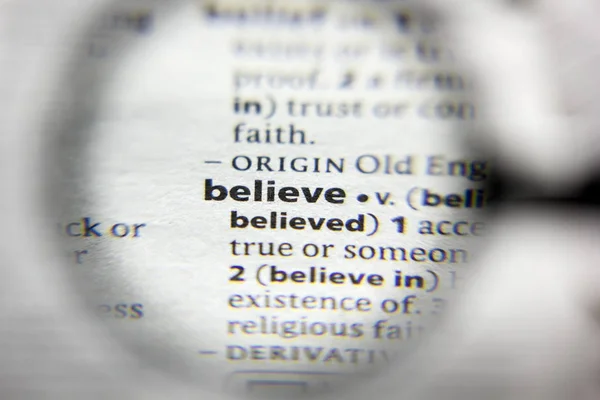 Η λέξη ή η φράση πιστεύουν σε ένα λεξικό. — Φωτογραφία Αρχείου