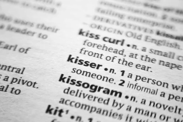 Ord eller fras Kisser i en ordbok. — Stockfoto