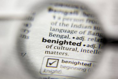 Sözlükte Benighted kelimesi veya tümceciği.