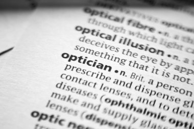 Sözlükte Gözlükçü kelimesi veya tümceci.