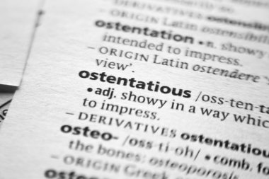 Sözlükte Ostentatious sözcüğü veya tümceciği.