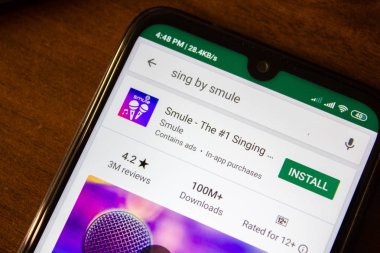 Ivanovsk, Rusya - 07 Temmuz 2019: Smule - akıllı telefon veya tablet ekranında şarkı söyleyen bir numaralı uygulama.