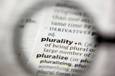 Sözlükteki sözcük veya tümcecik Çoğulluk.