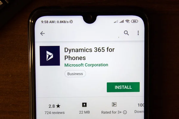 Ивановск, Россия - 07 июля 2019 года: приложение Dymanics 365 для телефонов на дисплее смартфона или планшета . — стоковое фото