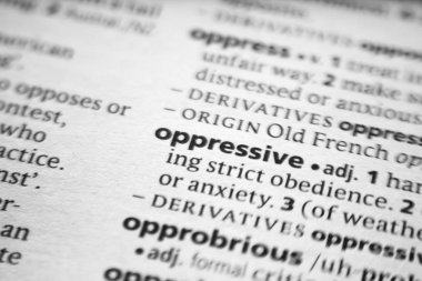 Sözlükte baskıcı sözcük veya tümcecik.