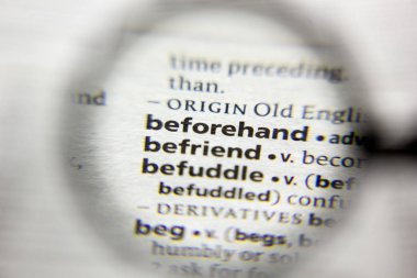 Sözlükte önceden kullanılan sözcük veya tümcecik.