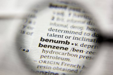 Sözlükteki Benumb sözcüğü veya tümceciği.