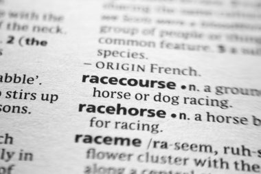 Sözlükteki sözcük veya tümcecik Racecourse.