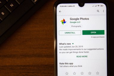 Ivanovsk, Rusya - 07 Temmuz 2019: Akıllı telefon veya tablet ekranında Google Fotoğraflar uygulaması.