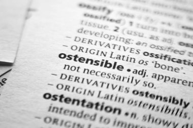 Sözlükte Görünürdeki sözcük veya tümcecik.