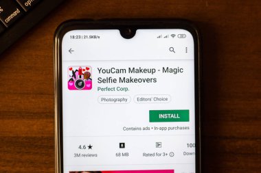 Ivanovsk, Rusya - 26 Haziran 2019: Youcam Makeup - Magic Selfie Makeovers uygulaması akıllı telefonun ekranında.