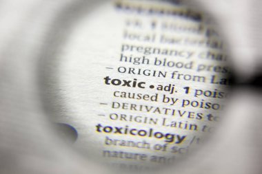 Sözlükteki toksik sözcük veya tümcecik.