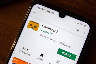 Ivanovsk, Rusya - 07 Temmuz 2019: Akıllı telefon veya tabletin gösterildiği mukavva uygulama.