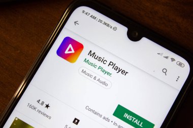 İvanovsk, Rusya-07 Temmuz 2019: Smartphone veya tabletin ekranında müzik çalar uygulaması.