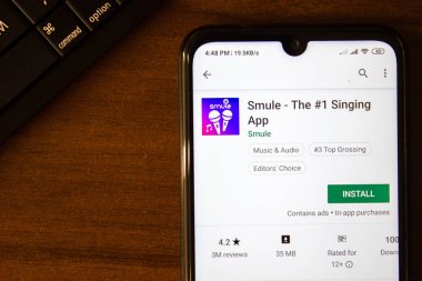 Ivanovsk, Rusya - 07 Temmuz 2019: Smule - akıllı telefon veya tablet ekranında şarkı söyleyen bir numaralı uygulama.