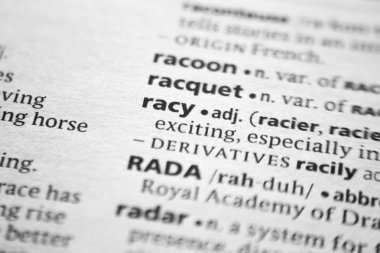 Sözlükte racy sözcüğü veya tümceciği.