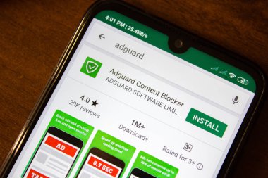 Ivanovsk, Rusya - 07 Temmuz 2019: Akıllı telefon veya tablet ekranında Adguard İçerik Engelleyici uygulaması.