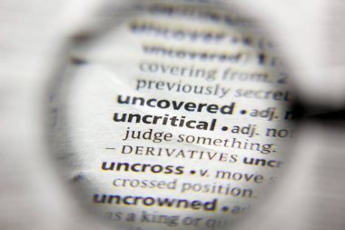 Sözlükte kritik olmayan sözcük veya tümcecik.