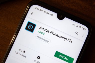 Ivanovsk, Rusya - 07 Temmuz 2019: Adobe Photoshop Fix uygulaması akıllı telefon veya tablet ekranında.