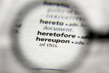 Sözlükte yer alan sözcük veya tümcecik Hereupon.