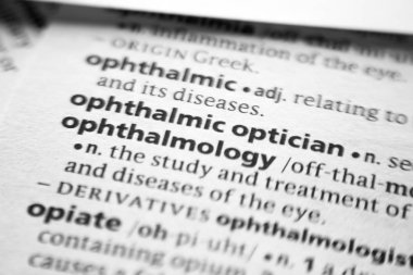 Sözlükte oftalmik gözlükçü sözcüğü veya tümceci.