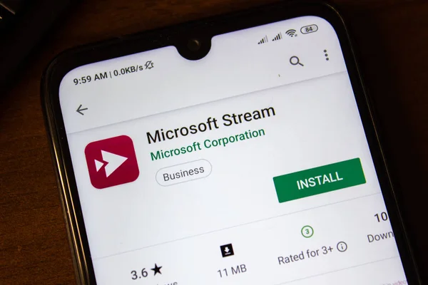 Ивановск, Россия - 07 июля 2019 года: приложение Microsoft Stream на дисплее смартфона или планшета . — стоковое фото