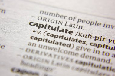 Sözlükte Kapitulate sözcüğü veya tümceciği.