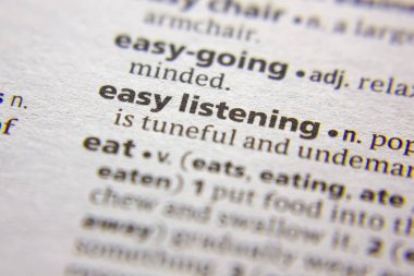 Sözlükte kolay dinleme sözcüğü veya tümceciği.