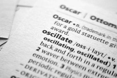 Sözlükte Oscillate sözcüğü veya tümceciği.