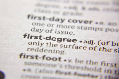 Sözlükte birinci dereceden sözcük veya tümcecik.